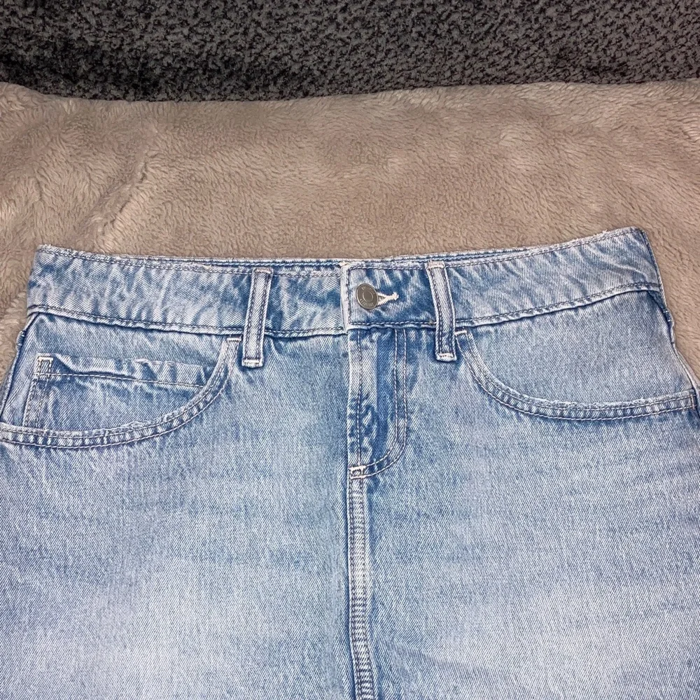 SLD CRTSY Hollister Light Blue Denim Mini Skort, Size 2 - Picture 2 of 6